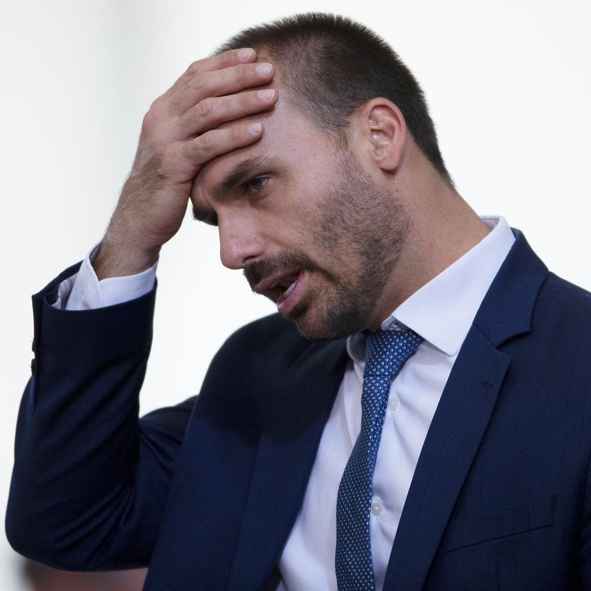 republiqueBRA's tweet image. 😬 🇺🇸 Deputado Eduardo Bolsonaro e o jornalista Paulo Figueiredo afirmam que pediram a Donald Trump SANÇÕS apenas contra Alexandre de Moraes, e não imaginavam que o presidente dos EUA poderia aplicar tarifas contra o Brasil.