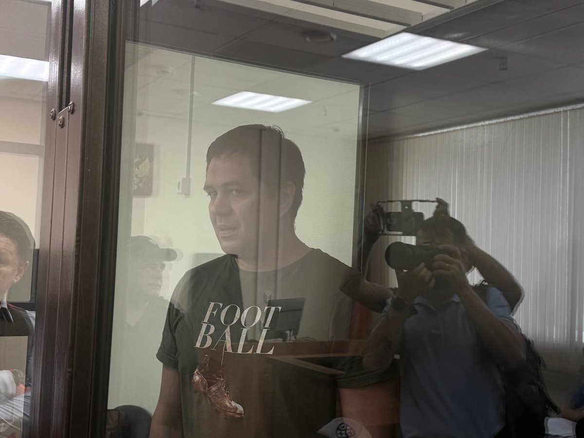 The court hearing is underway in Russia against the Editor of 'independent' Telegram channel "Baza"

Gleb Trifonov is accused of bribery and prosecutors demand he's kept in custody. A whole load of supporters turned up, many giving personal statements in favour of the accused.