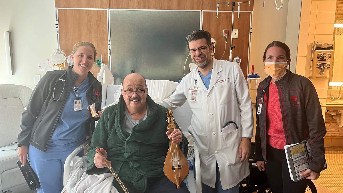 UofUSurgery's tweet image. Cardiologist Basil Chryssos, MD, FACC, faced advanced heart failure and cardio renal syndrome. @UofUHealth performed a dual heart and kidney transplant—a rare, complex case made possible by expert multidisciplinary care.
🔗 healthcare.utah.edu/patient-storie…
#Cardiology #TransplantSurgery