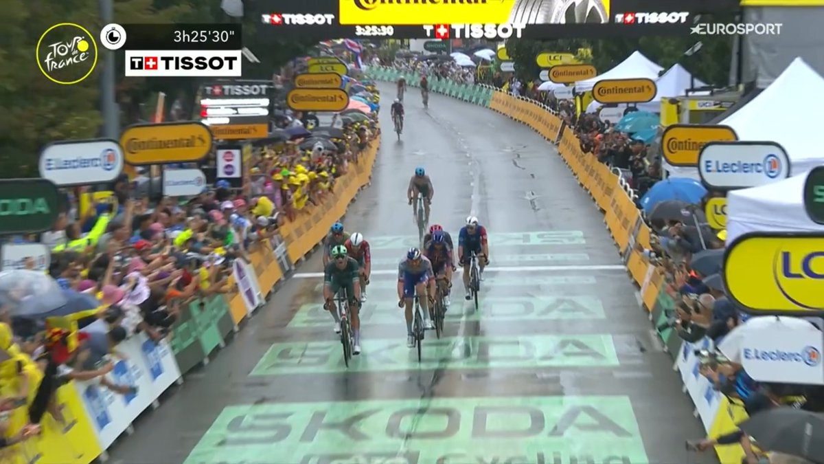 LeGruppetto's tweet image. 2E BOUQUET POUR JONATHAN MILAN ! L'Italien de la Lidl-Trek (24 ans) s'impose à Valence sur la 17e étape du Tour de France ! Le Belge Jordi Meeus (RedBull-Bora) et le Danois Tobias Lund Andresen (Picnic PostNL) complètent le podium. Il y a eu une chute à la flamme rouge. #TDF2025