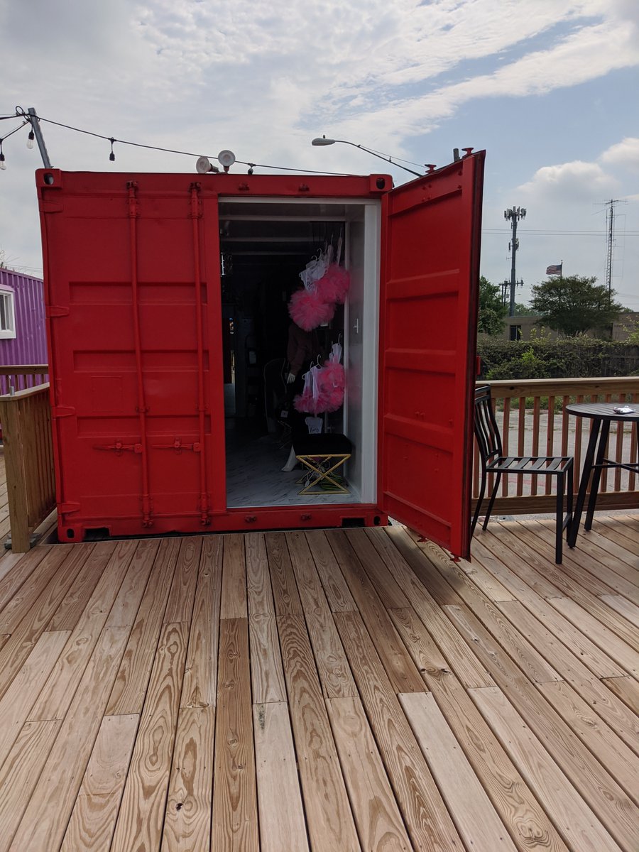Ever wanted to start your own business? A container is a great way to get started. Take this retail shop for instance. 👜 It can be moved wherever you need it so you don’t have to lease out a space and it easily locks up for closing time. No more throwing money at leases in a