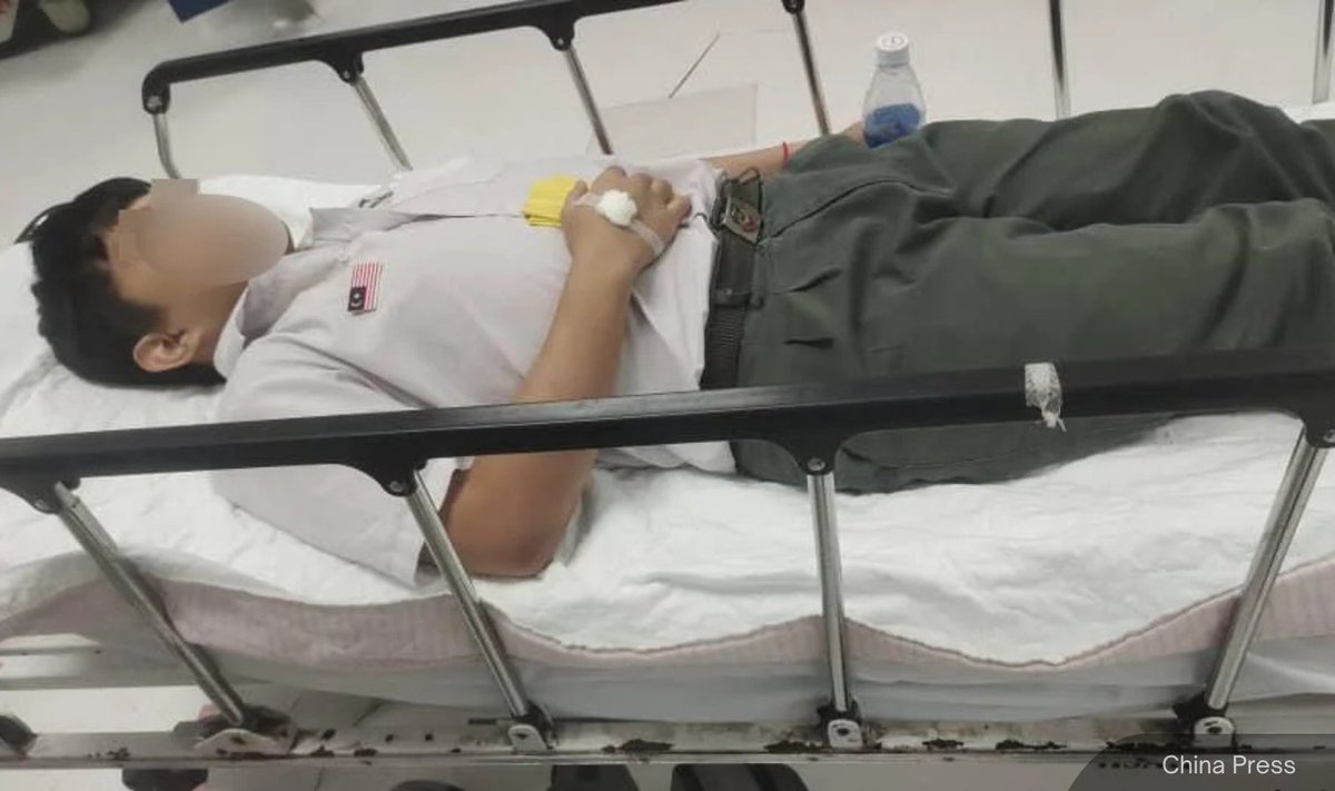 NewsBFM's tweet photo. A 15-year-old student suffered internal bleeding in one eye after being assaulted by several classmates while reading a book at a secondary school in Kuala Muda, Kedah.

According to China Press, the incident occurred in the presence of a trainee teacher.

🧵1 https://t.co/o75m4nd4fW