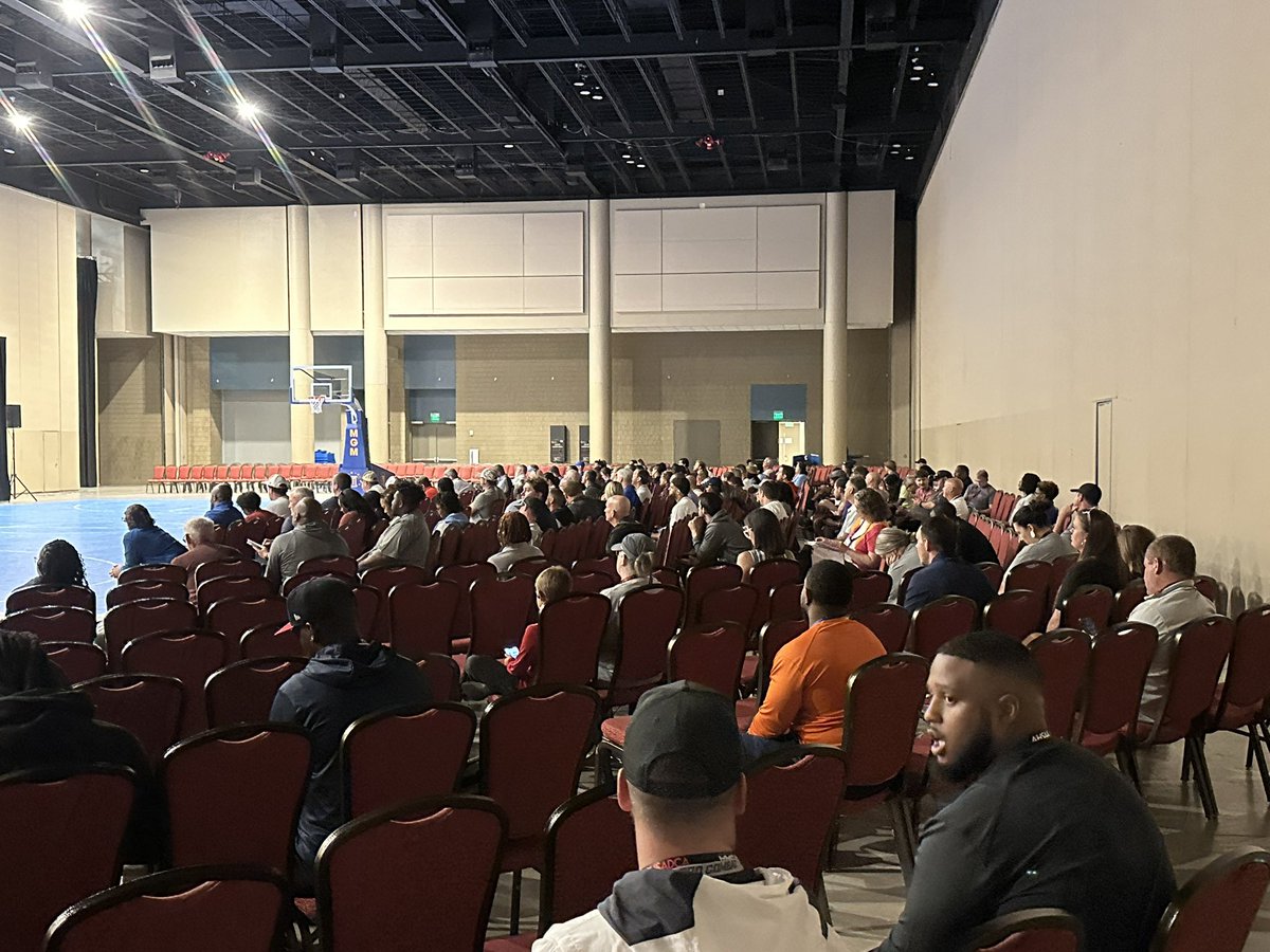 AHSAAUpdates's tweet image. Coach Scott Cross from @TroyTrojansMBB speaking now in our Basketball Coaching School about Best Defensive Drills