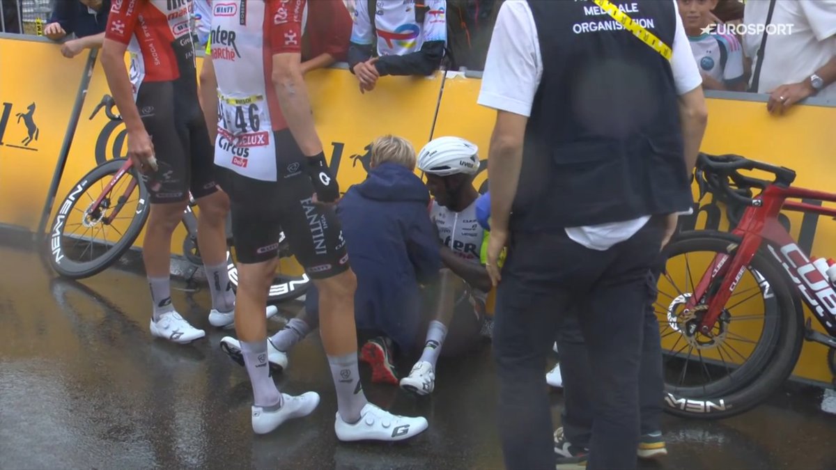 LeGruppetto's tweet image. Biniam Girmay (Intermarché-Wanty) a été l'une des victimes de la chute à la flamme rouge. Cyril Barthe (Groupama-FDJ) aussi, le Français est touché. Tim Merlier a été bloqué par cette chute. #TDF2025
