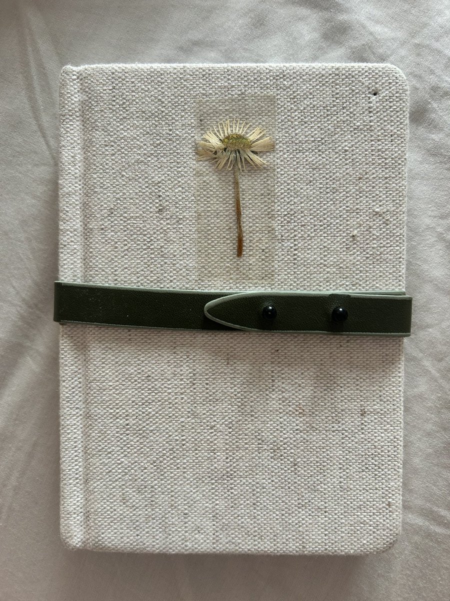 flamebirddays's tweet image. if there’s one thing in this world i love it’s my notebook that i taped four flowers my friends gave me to. it’s been like three years and they’re still standing strong