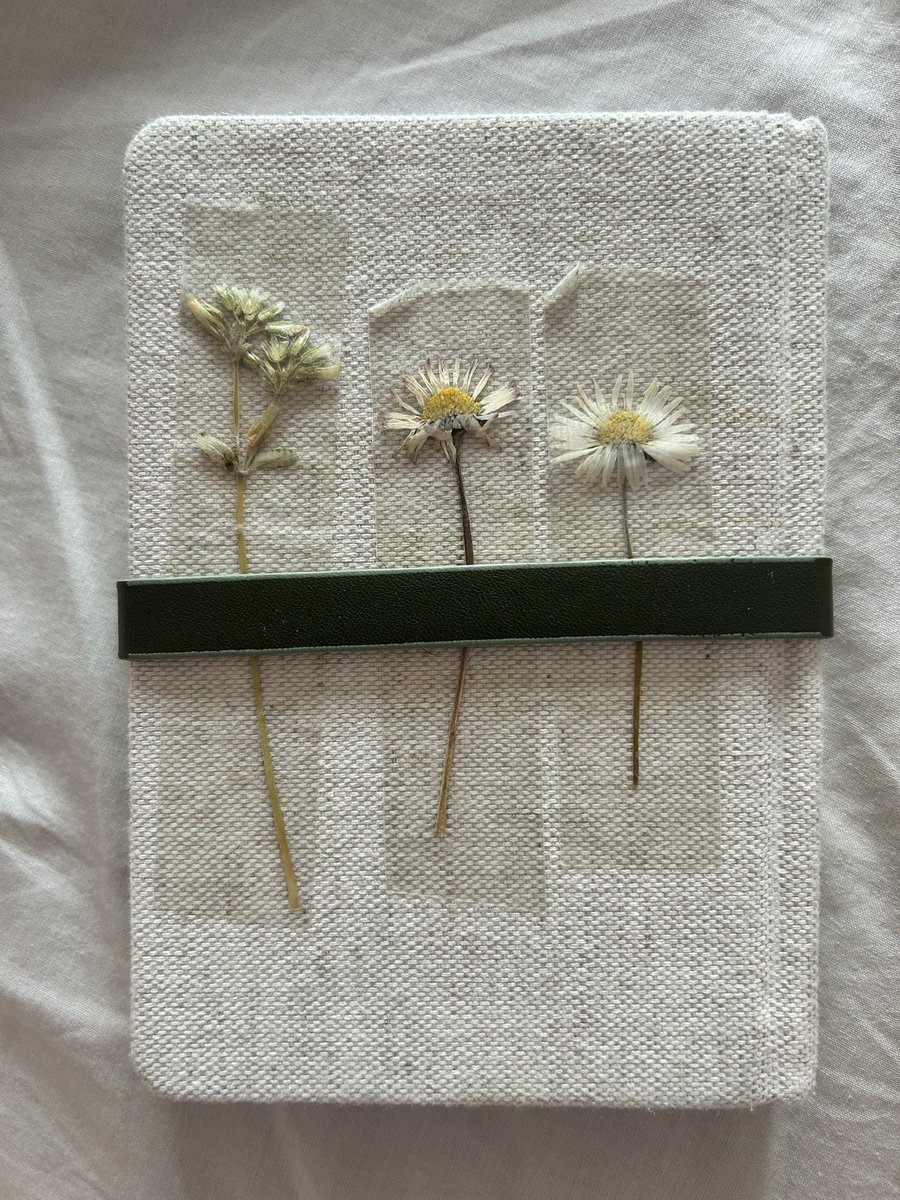 flamebirddays's tweet image. if there’s one thing in this world i love it’s my notebook that i taped four flowers my friends gave me to. it’s been like three years and they’re still standing strong
