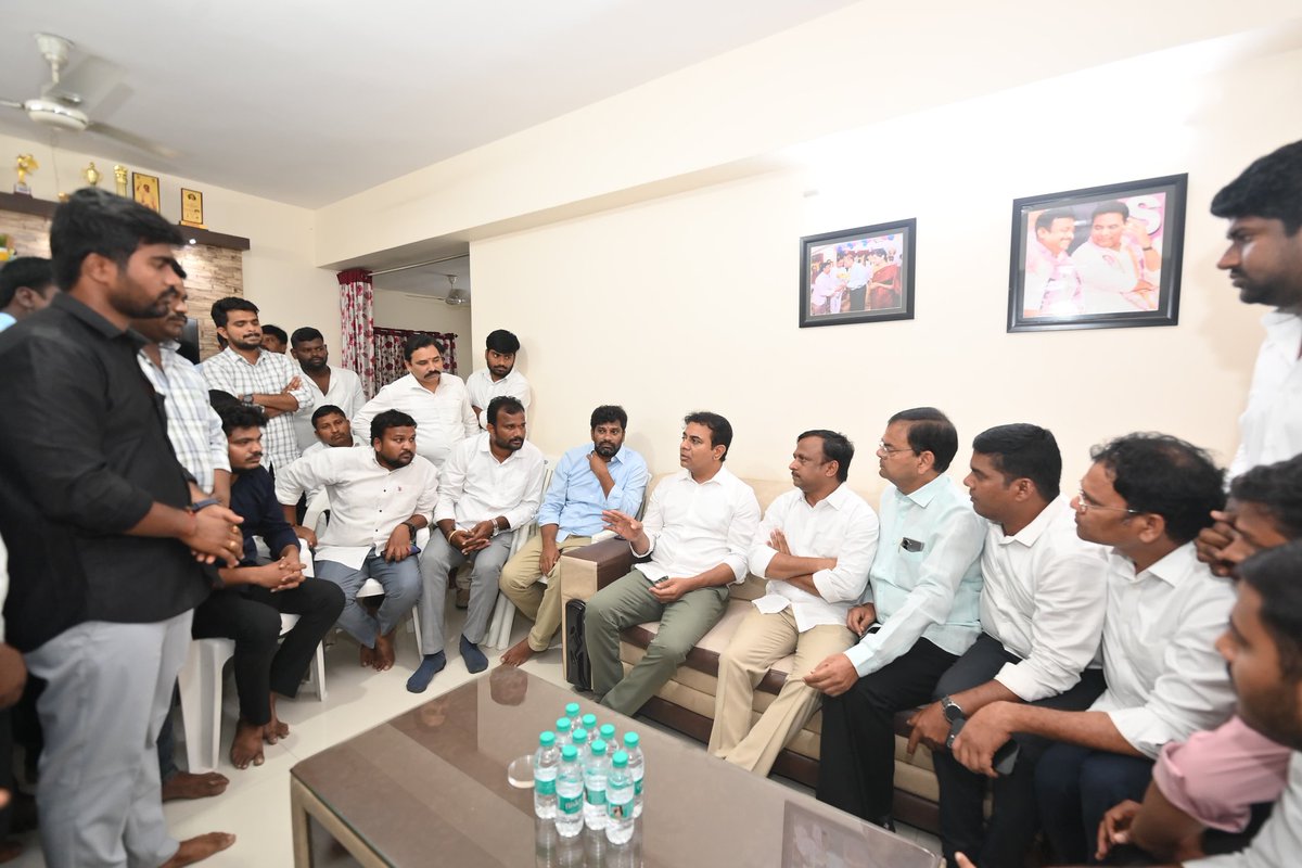 సమస్యలపైన ప్రశ్నిస్తున్న విద్యార్థి నేతలపై కాంగ్రెస్ ప్రభుత్వం అక్రమ కేసులు పెడుతున్న నేపథ్యంలో బిఆర్ఎస్వి  విభాగం అధ్యక్షుడు గెల్లు శ్రీనివాస్ యాదవ్ గారి నివాసంలో విద్యార్థి విభాగం నాయకులను బీఆర్ఎస్ వర్కింగ్ ప్రెసిడెంట్ కేటీఆర్ గారితో కలిసి భరోసనివ్వడం జరిగింది.

విద్యార్థుల