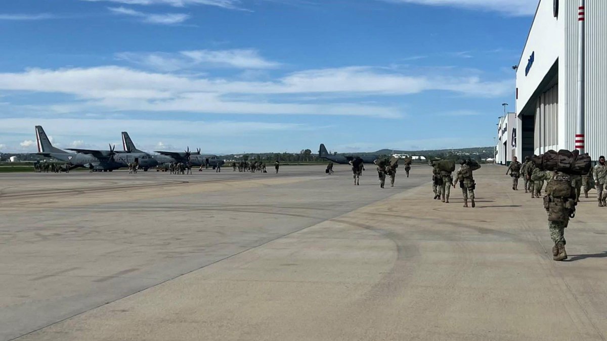 foro_militar's tweet image. El cielo se llenara de Murciélagos 🦇🦇🦇en la obscuridad, sigilosos en la noche se disponen a cazar
Arriban 150 elementos de las fuerzas especiales del Ejército mexicano 🫡🪖🇲🇽a Culiacán
Los efectivos partieron desde la Base Aérea Militar No. 1 de Santa Lucía, Estado de México