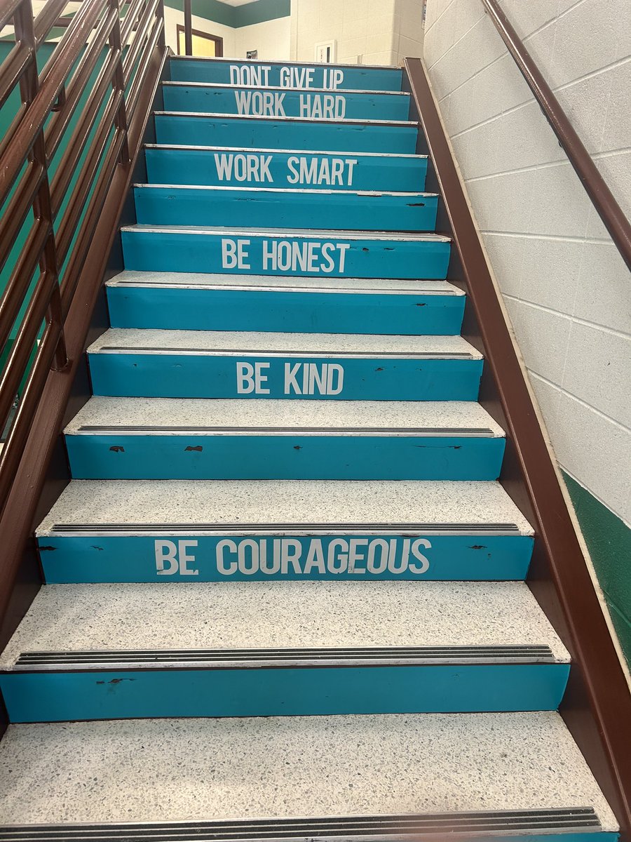 mtwilliamsEdD's tweet image. 📌This served as a reminder, as I begin the new school year, to approach each step with intention and purpose. It was the second flight of stairs—so “don’t give up” hit differently, because I made it. 😂