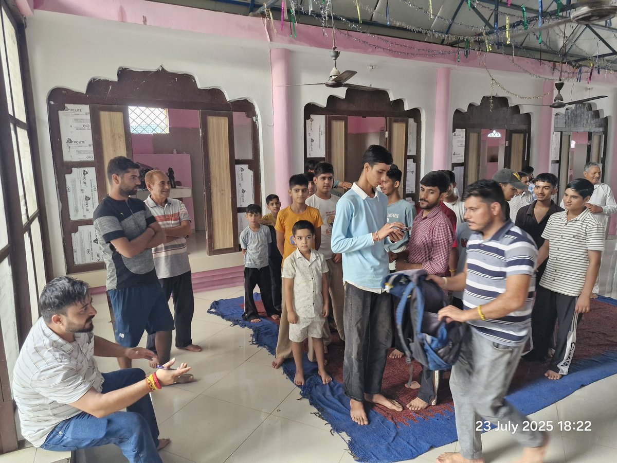 राष्ट्रीय स्वयंसेवक संघ के शताब्दी वर्ष में गुरु दक्षिणा कार्यक्रम में समर्पण करने का दैवीय सौभाग्य प्राप्त हुआ।
ये कार्यक्रम हमारे पैतृक गांव कर्णवाड़ा, जिला कठुआ में आयोजित किया गया। बड़ी संख्या में युवाओं की भागीदारी रही।
#गुरुदक्षिणा #GuruDakshina
#100YearsofRSS
