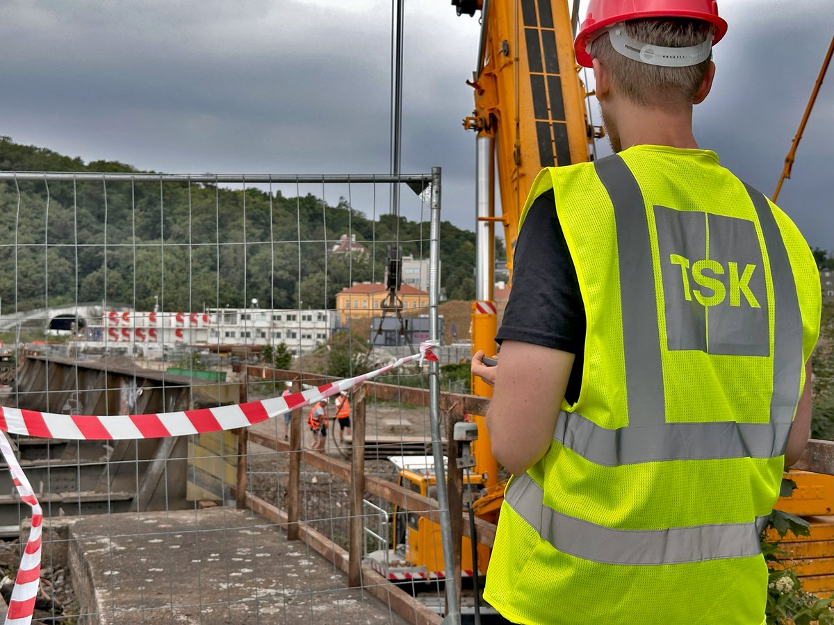 🏗️ Most „Hřebík“ na Smíchově byl snesen a čeká ho velká proměna! 

Po rekonstrukci se z železničního mostu stane klíčová část nové cyklostezky pro lepší spojení v rámci projektu Terminál Smíchov v <a href="/mcpraha5/">Praha 5</a>.

Díky za trpělivost! 🙏🏻