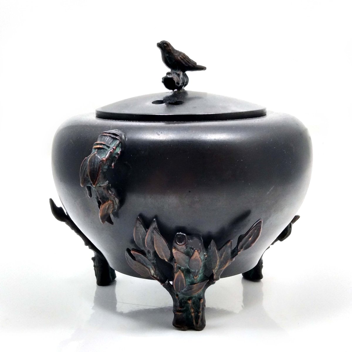 SoChicFinds's tweet image. Japanese Tripod Censer, Minimalist Incense Burner Decorated Bird and Bamboo 1970s etsy.me/4m303Zi через @Etsy