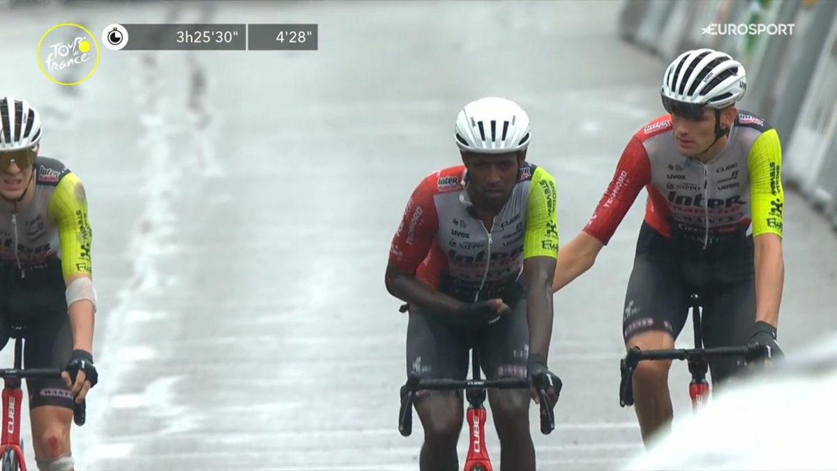 LeGruppetto's tweet image. Biniam Girmay termine cette 17e étape malgré sa chute mais l'Érythréen est touché physiquement. #TDF2025
