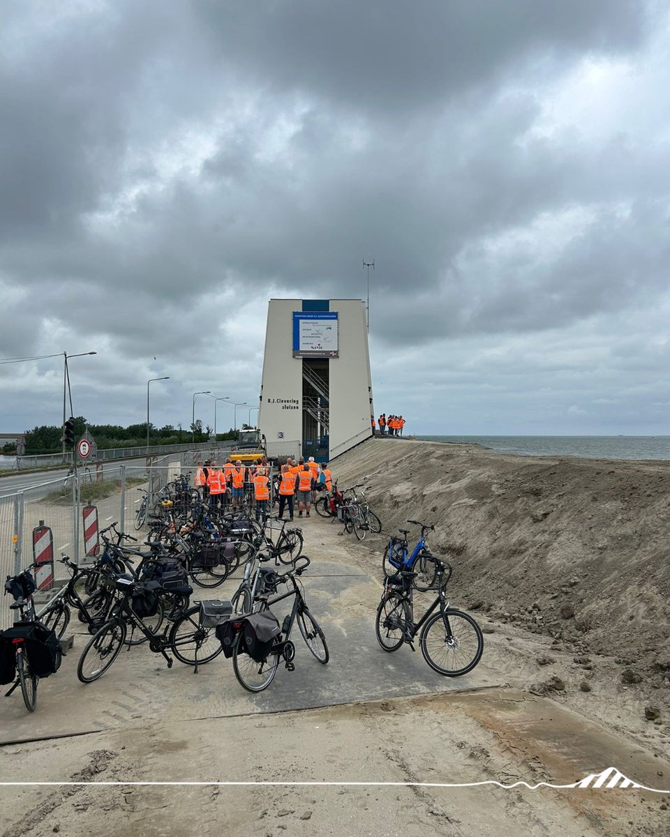 Donderdag stapten we met Dorpsbelangen Lauwersoog, net als vorig jaar, op de fiets over hun diek 🚲. Een tocht langs de Cleveringsluizen, westelijke havendam en het getijdengebied. Afsluiter bij het dijkinformatiecentrum, mét afzakkertje. “Toch nog even weer op de dijk geweest.”