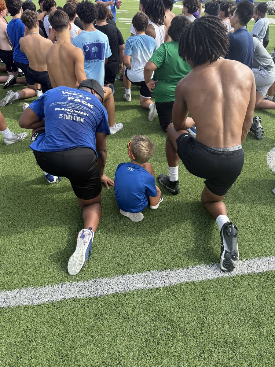 CoachGower's tweet image. Find you a place that makes you a better man, a better father, &amp;amp; better coach on &amp;amp; off the field.

Find you a place that has amazing young men, so your son can watch them on &amp;amp; off the field.

Find you a place that your own players, love your own son.

Incredibly blessed!