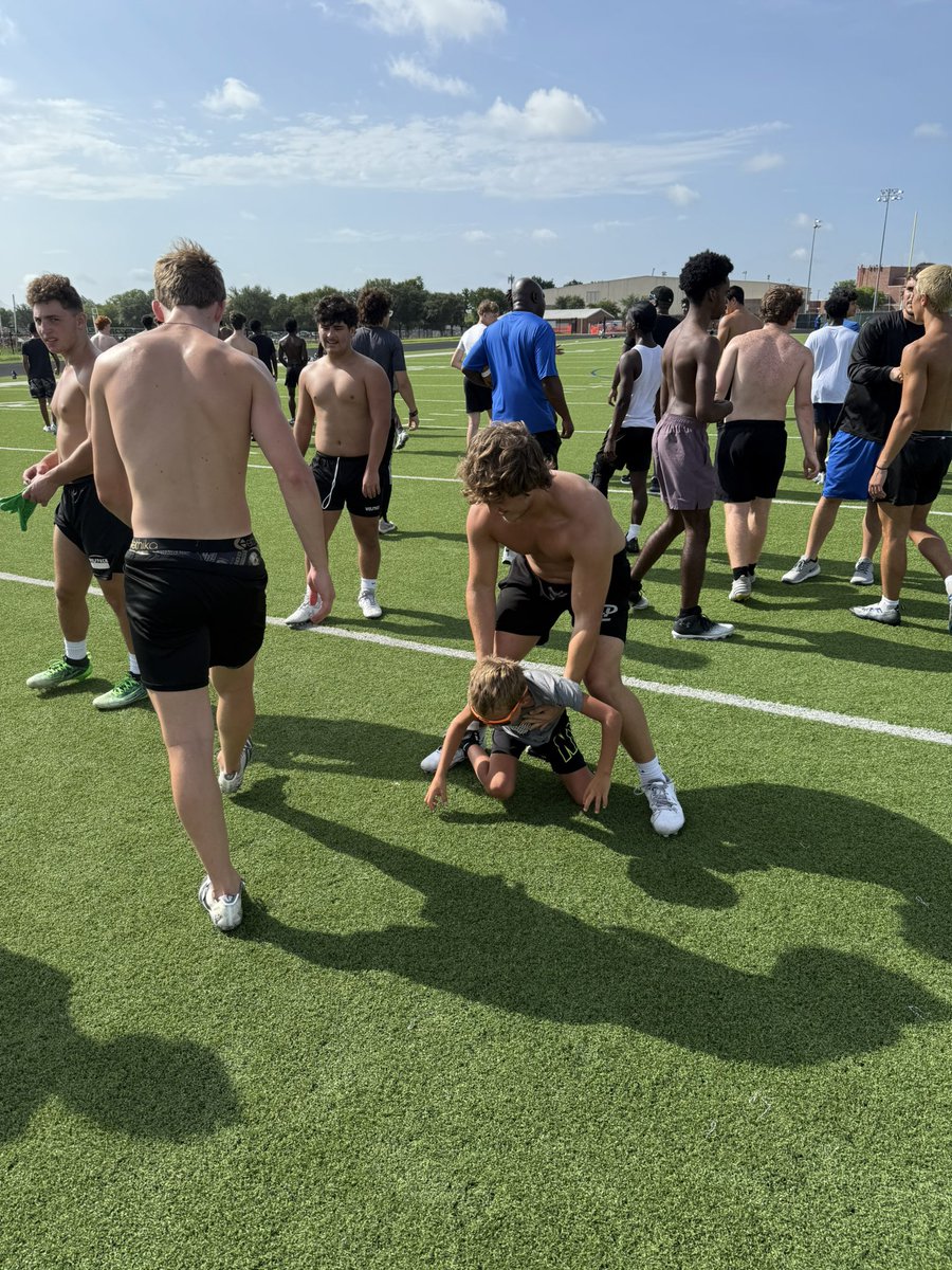 CoachGower's tweet image. Find you a place that makes you a better man, a better father, &amp;amp; better coach on &amp;amp; off the field.

Find you a place that has amazing young men, so your son can watch them on &amp;amp; off the field.

Find you a place that your own players, love your own son.

Incredibly blessed!