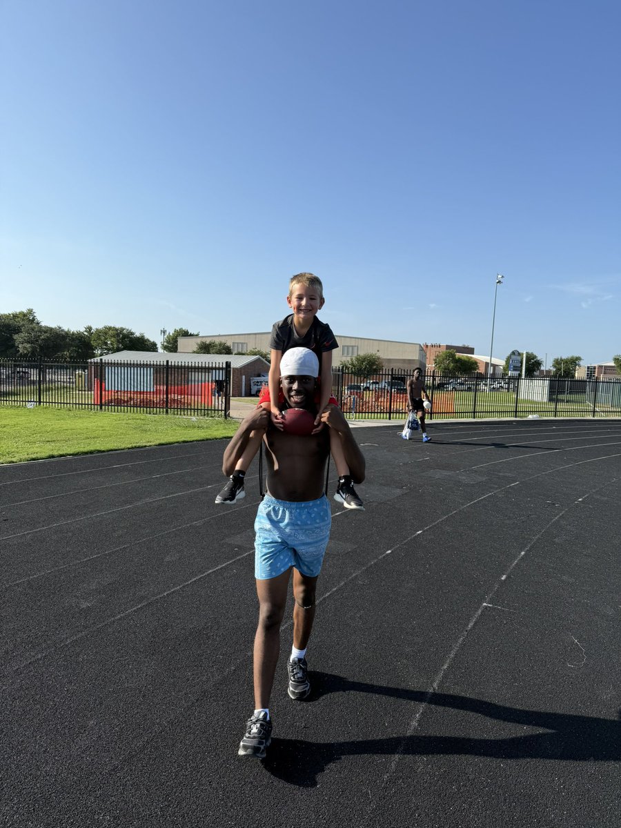 CoachGower's tweet image. Find you a place that makes you a better man, a better father, &amp;amp; better coach on &amp;amp; off the field.

Find you a place that has amazing young men, so your son can watch them on &amp;amp; off the field.

Find you a place that your own players, love your own son.

Incredibly blessed!