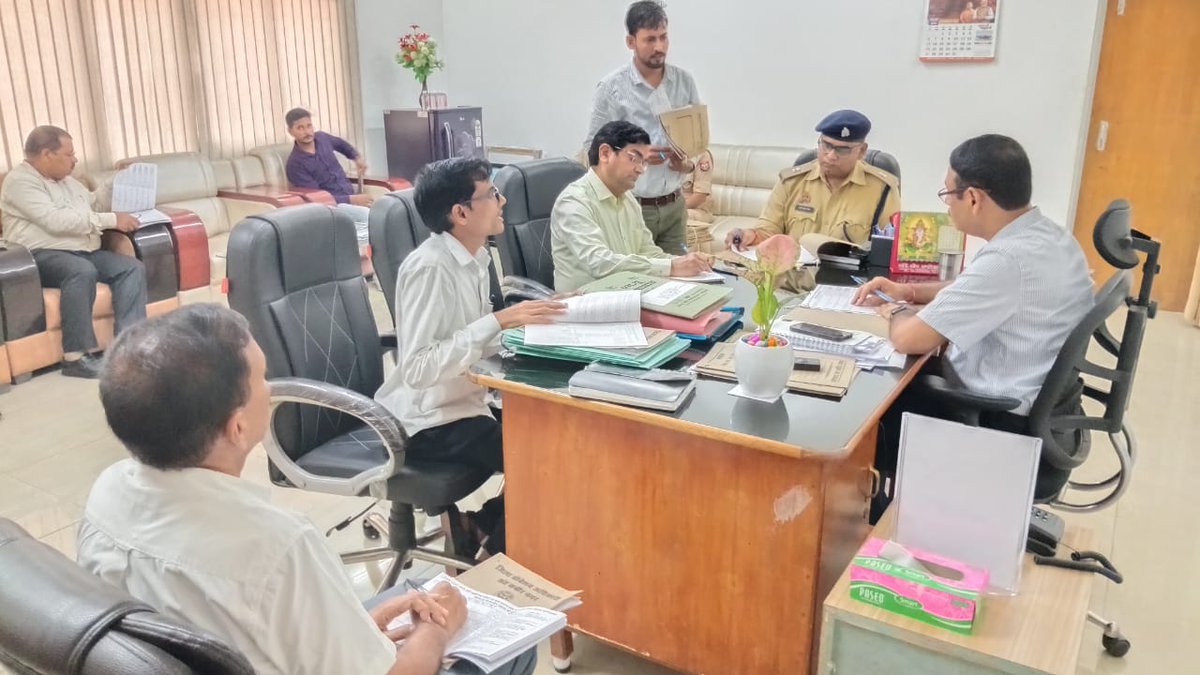 DistrictSant's tweet image. जिलाधिकारी महोदय की अध्यक्षता में उ0प्र0 रानी लक्ष्मीबाई महिला एवं बाल सम्मान कोष योजना के अन्तर्गत गठित जिला संचालन समिति की बैठक आयोजित हुई। संबंधित अधिकारियों को आवश्यक निर्देश दिया गया।