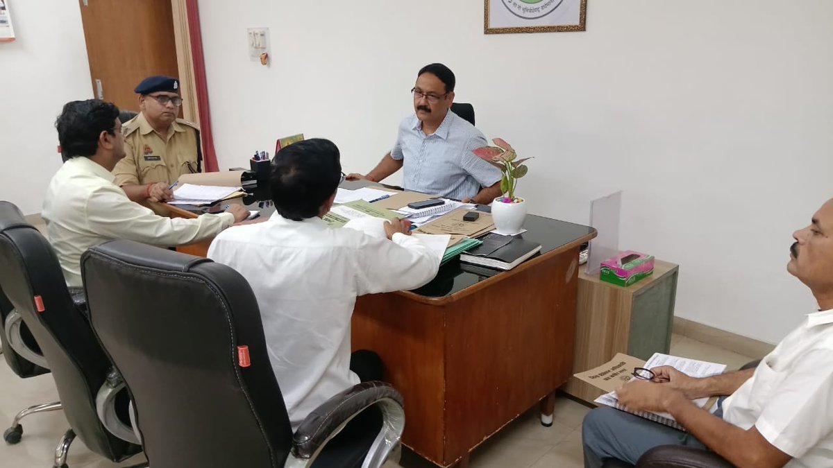 DistrictSant's tweet image. जिलाधिकारी महोदय की अध्यक्षता में उ0प्र0 रानी लक्ष्मीबाई महिला एवं बाल सम्मान कोष योजना के अन्तर्गत गठित जिला संचालन समिति की बैठक आयोजित हुई। संबंधित अधिकारियों को आवश्यक निर्देश दिया गया।