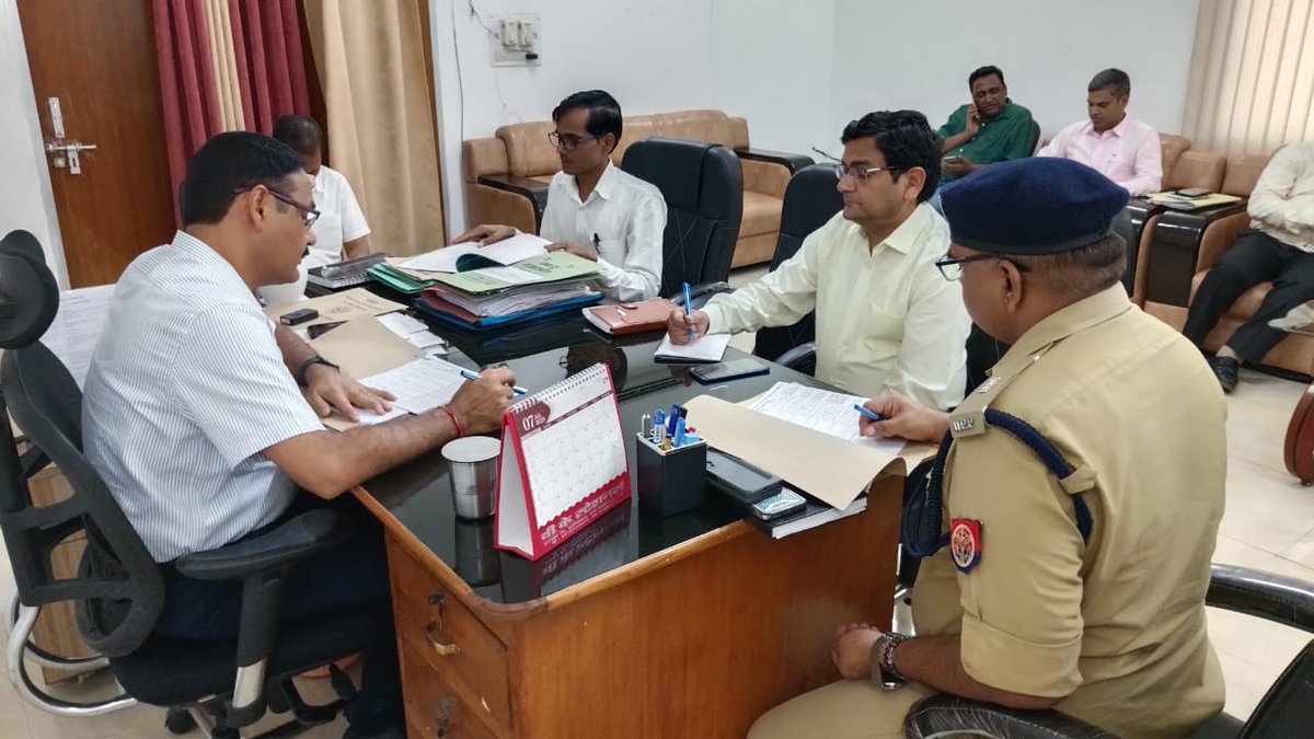 DistrictSant's tweet image. जिलाधिकारी महोदय की अध्यक्षता में उ0प्र0 रानी लक्ष्मीबाई महिला एवं बाल सम्मान कोष योजना के अन्तर्गत गठित जिला संचालन समिति की बैठक आयोजित हुई। संबंधित अधिकारियों को आवश्यक निर्देश दिया गया।