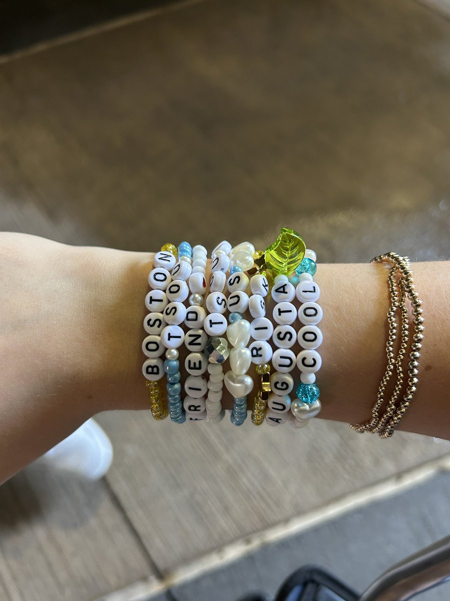 if anyone’s in the gracie boston line and wants to trade bracelets lmk🤗