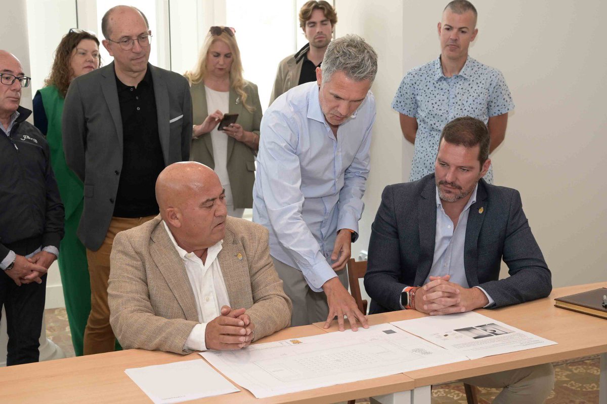 lopezcamposgal's tweet image. A nosa implicación coas administracións locais no impulso das infraestruturas culturais lévanos desta vez a Abegondo, onde contribuiremos coa posta en marcha do Pazo da Cultura Os Loureiros
Farémolo coa próxima sinatura dun convenio co que achegamos 200.000€ para equipamento