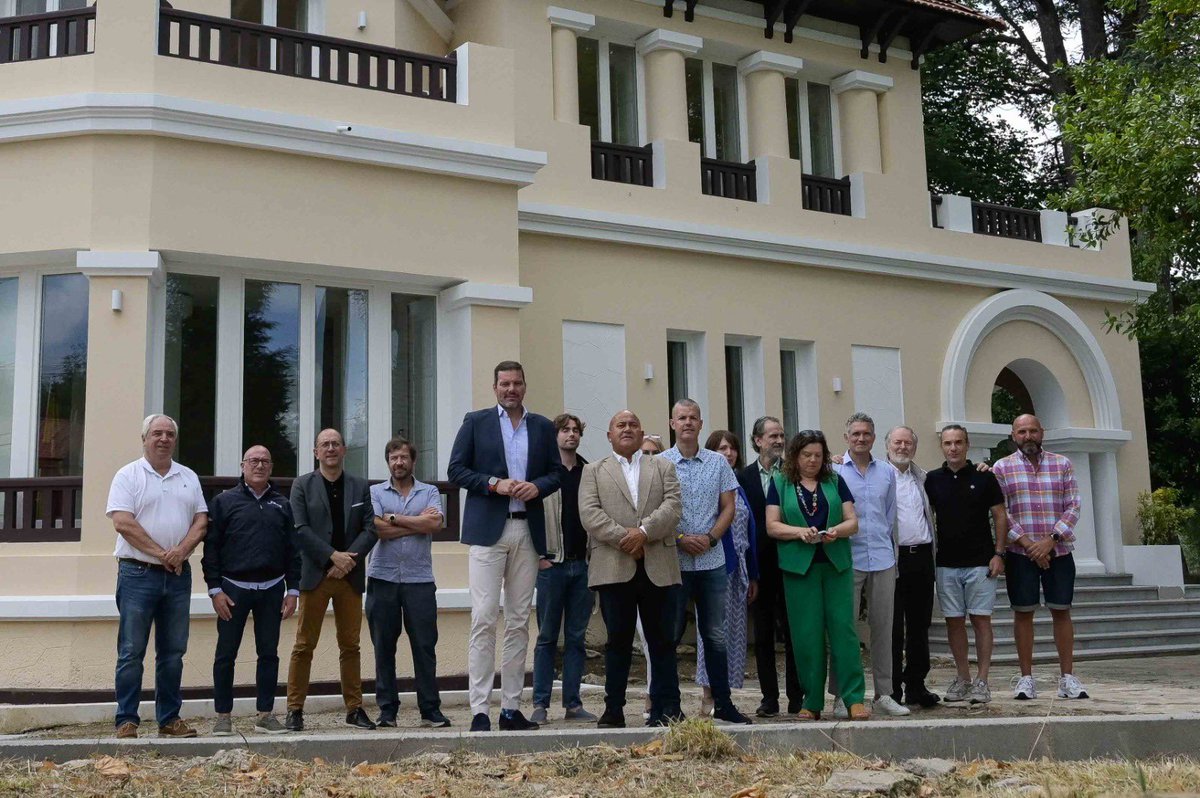 lopezcamposgal's tweet image. A nosa implicación coas administracións locais no impulso das infraestruturas culturais lévanos desta vez a Abegondo, onde contribuiremos coa posta en marcha do Pazo da Cultura Os Loureiros
Farémolo coa próxima sinatura dun convenio co que achegamos 200.000€ para equipamento