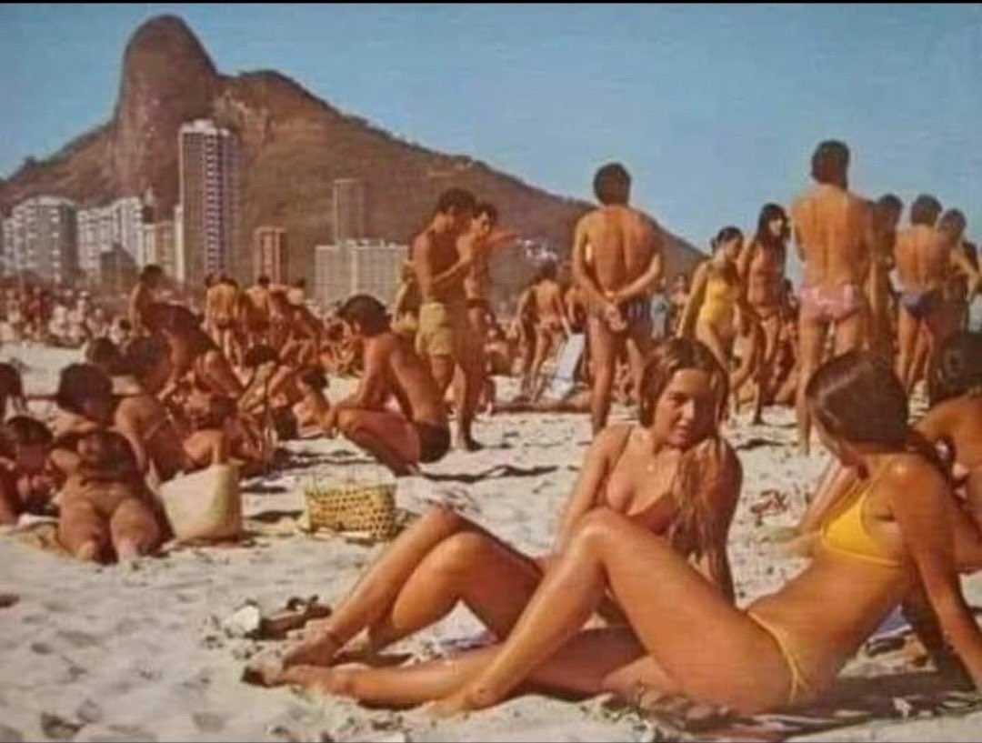 Capitana_espana's tweet image. Playa en 1970.
No hay obesidad, no habian drogadictos, no existian tatuajes, ni implantes de plástico. No hay camas playeras porque tumbarse en la arena desestresa, no hay sombrillas porque el Sol en buena medida fortalece la salud, ni hay gafas de sol ni cremas tóxicas. No hay…