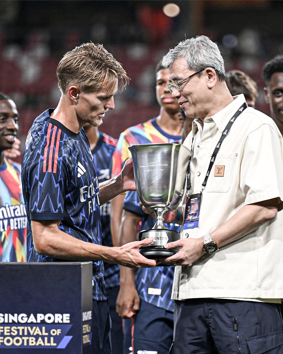 ESPNFC's tweet image. Arsenal received a preseason trophy following their win over AC Milan in Singapore 🇸🇬
Add it 🏆🗄️