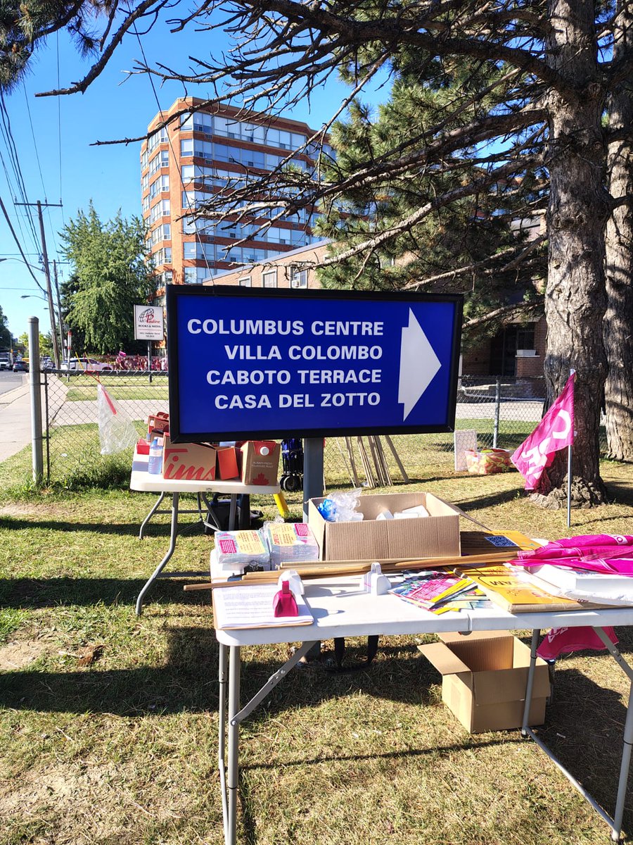 springmagca's tweet image. At the Villa Colombo picket line today (CUPE 5525)! Drop by if you can! 3050 Dufferin St!