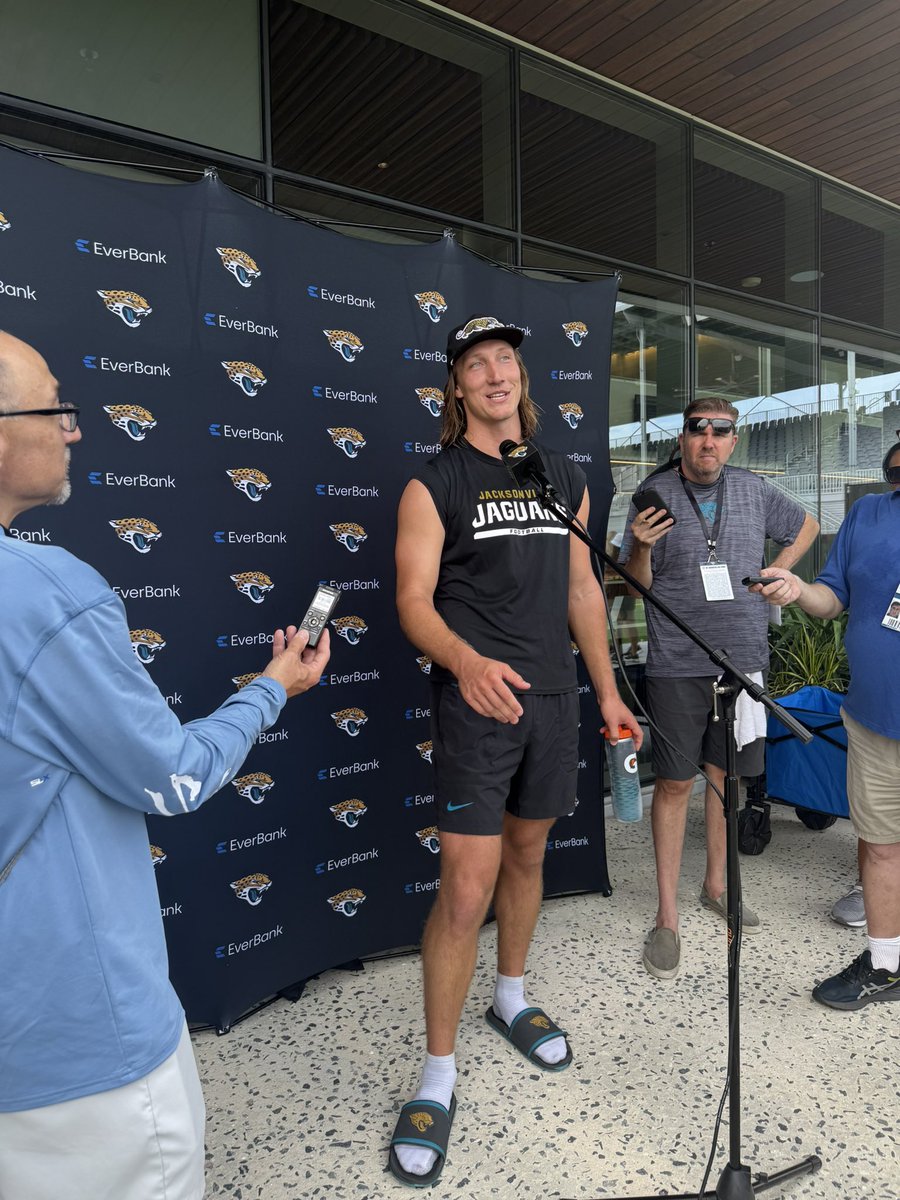 Liam Coen &amp; coaches gave the #Jaguars QBs a 100 Question quiz a few nights ago. Trevor Lawrence confirmed he scored an 85 (albeit with the system glitching a bit) 

Coen: “he did very well... very impressed with his command in terms of understanding the intentionality of what