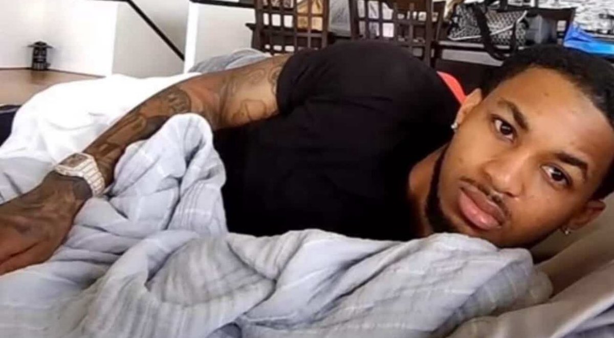 Hoodville_'s tweet image. When you wake up and see shorty crying on the edge of the bed with your phone unlocked in her hand