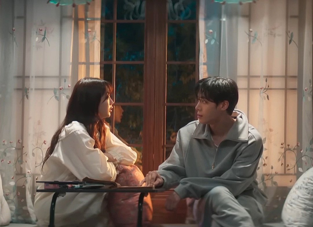 봉수를 먼저 만났으면 어떻게 됐을까
봉수가 견우 몸 다 장악하고 나서 만난거지
악귀 느낌 때문에 소금 뿌리고 별 난리 쳐도 얘가 멀쩡해
근데 축시만 되면 '견우'라는 애가 나오네?

본격 견우를 악귀라고 오해한 봉수성아썰