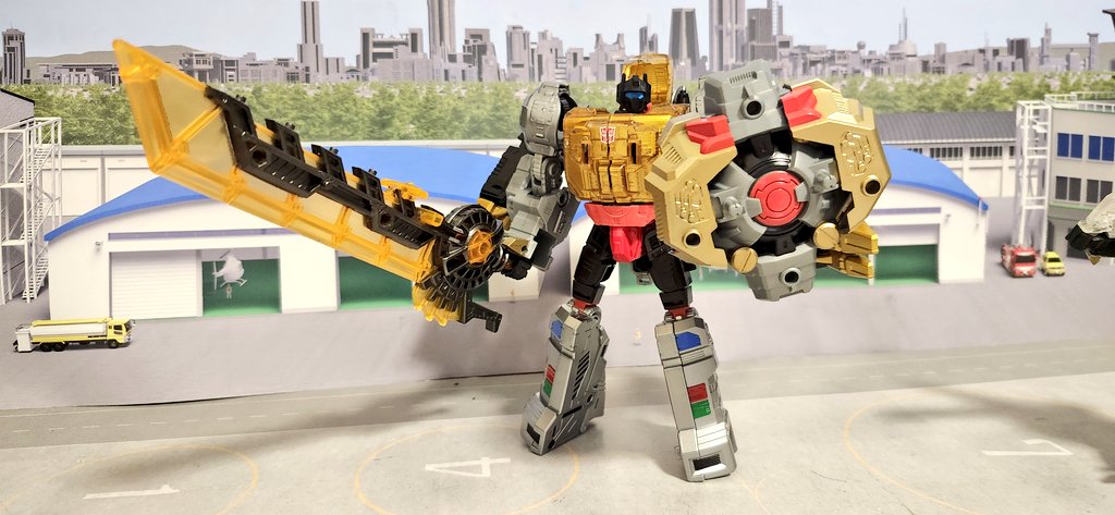 SLOG_SLUDGE's tweet image. #ジェネレーションセレクト/グリムロック
アドオンとジェネセレ版追加パーツ両方追加。脚パーツとか剣とか盾とか大きめパーツを彼に集めたのでかなり重装備に💦
今日モードは取り回し良くないですがロボットモードは割と動かしやすかったりします。
#TFTOYの面白さを伝え隊
#トランスフォーマー