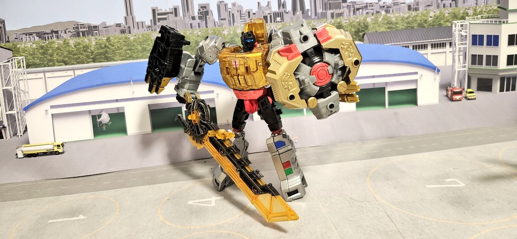 SLOG_SLUDGE's tweet image. #ジェネレーションセレクト/グリムロック
アドオンとジェネセレ版追加パーツ両方追加。脚パーツとか剣とか盾とか大きめパーツを彼に集めたのでかなり重装備に💦
今日モードは取り回し良くないですがロボットモードは割と動かしやすかったりします。
#TFTOYの面白さを伝え隊
#トランスフォーマー