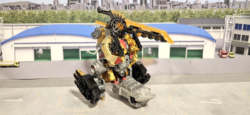 SLOG_SLUDGE's tweet image. #ジェネレーションセレクト/グリムロック
アドオンとジェネセレ版追加パーツ両方追加。脚パーツとか剣とか盾とか大きめパーツを彼に集めたのでかなり重装備に💦
今日モードは取り回し良くないですがロボットモードは割と動かしやすかったりします。
#TFTOYの面白さを伝え隊
#トランスフォーマー