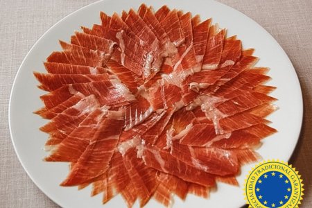 pkas1111's tweet image. "JAMÓN SERRANO"
Para evitar un chicle curado en 1 mes por climatización forzada, los alimentos tradicionales de reputación, pueden proteger sus métodos tradicionales de elaboración como ETG. Por eso el "Jamón Serrano" sólo se puede llamar así, si se curó durante al menos 210 días