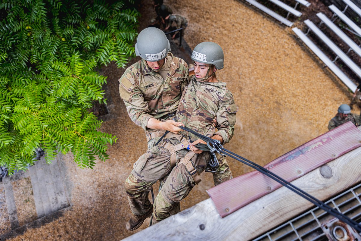 MCoEFortBenning's tweet image. Mastering the Terrain for the Fight.
#Ranger Course students are honing crucial mountaineering and rappelling skills at Camp Frank D. Merrill in Dahlonega, Georgia.
RLTW!