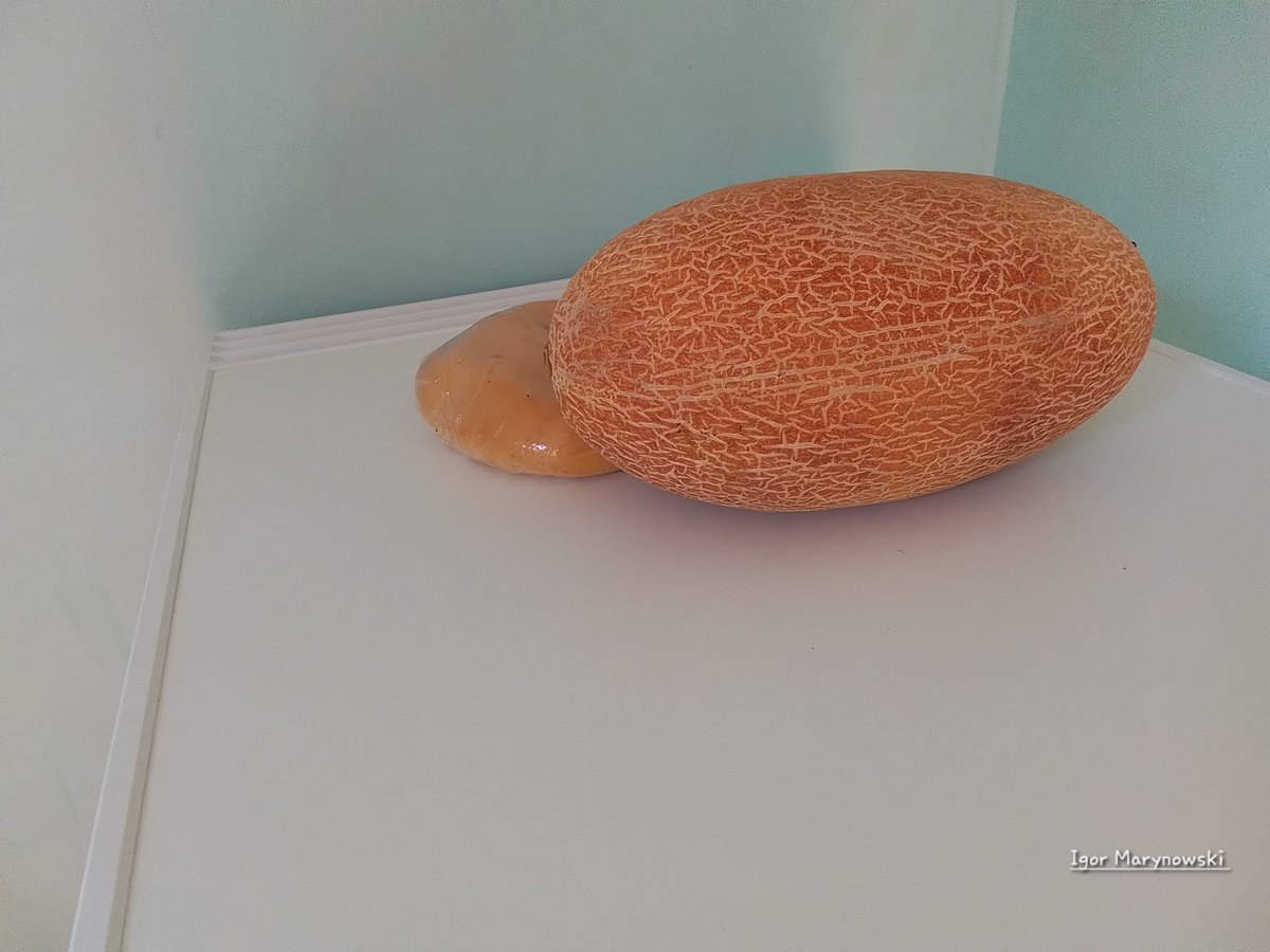 IgorMarynowski's tweet image. Today, the weather was so sunny and warm that I went with my sister to the bazaar and bought a Hami melon. 
 On the photo behind the melon, you can see khachapuri that we bought at a shop near our home.