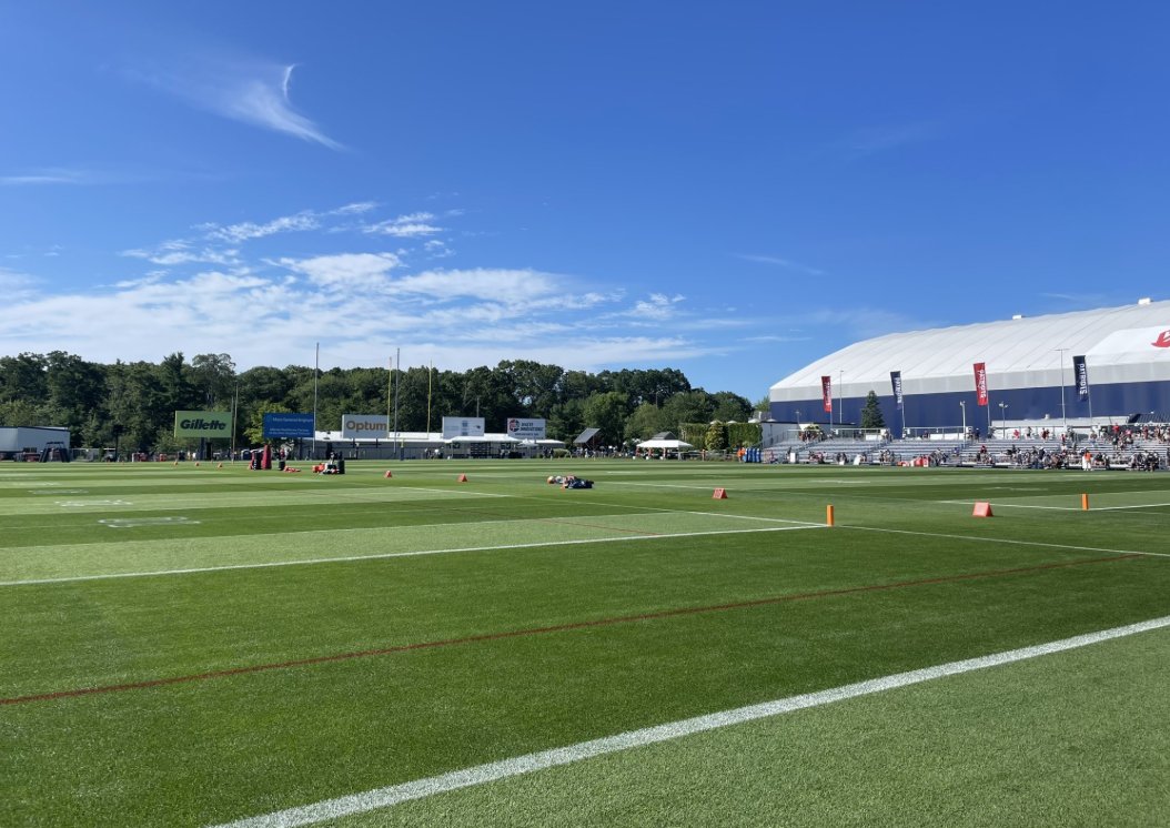 _AndrewCallahan's tweet image. #Patriots training camp Day 1:
🏈Heavy day for drills. Only 2 team periods.
🏈Maye 8/9, 4 would-be sacks; Dobbs 2/6, INT
🏈Stefon Diggs caught Maye's first pass. Hunter Henry (wheel route) and Kyle Williams (comeback) caught his best.
🏈INT: DJ James
🏈PBUs: Peppers (near INT of…