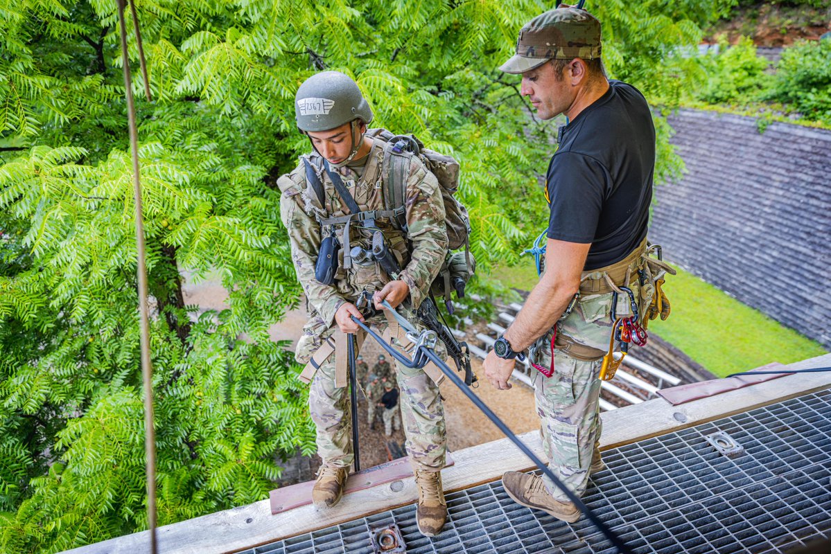 MCoEFortBenning's tweet image. Mastering the Terrain for the Fight.
#Ranger Course students are honing crucial mountaineering and rappelling skills at Camp Frank D. Merrill in Dahlonega, Georgia.
RLTW!