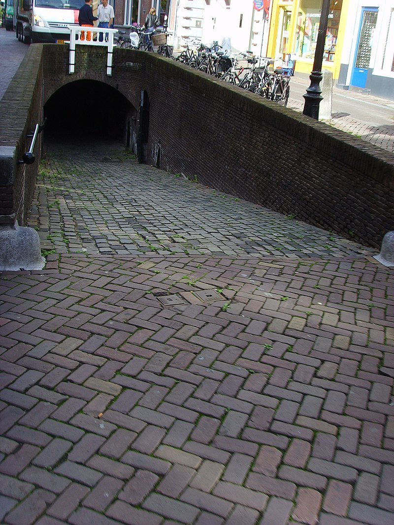 #Utrecht. Een #wed is een oplopende, vaak overkluisde, straat van de #werf naar straatniveau, om per schip aangeleverde goederen naar straatniveau te brengen. Er zijn nog wedden op de #Ganzenmarkt en bij de #Twijnstraat. Ook de straatnaam Wed verwijst naar een vroeger wed.