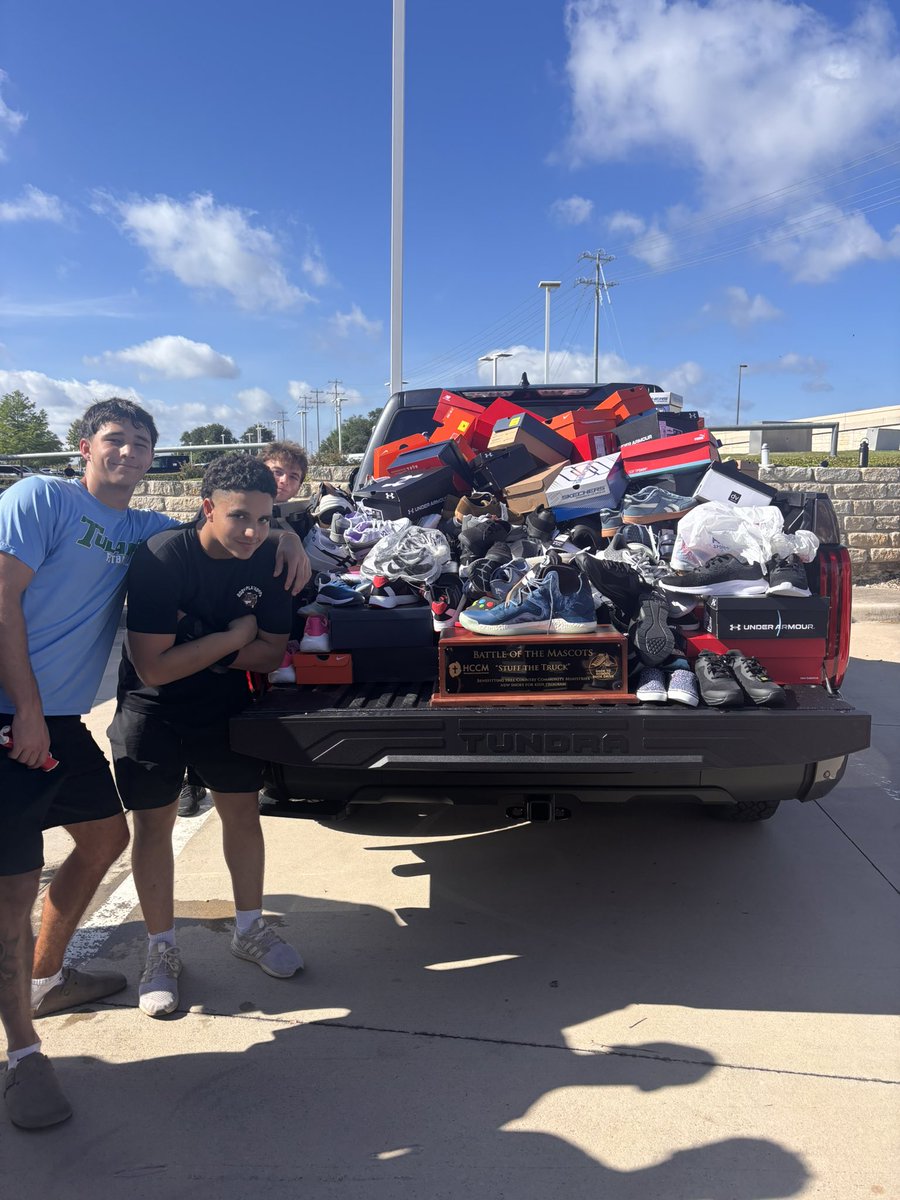 CoachLBrooks's tweet image. The coveted shoe is coming back to Rouse!!! You can always count on Raider Nation to show up for Hill Country Community Ministries Battle of the Mascot’s, Stuff the Truck! @1RoUSeFB @RouseRaidersFB 🖤🤞🏼