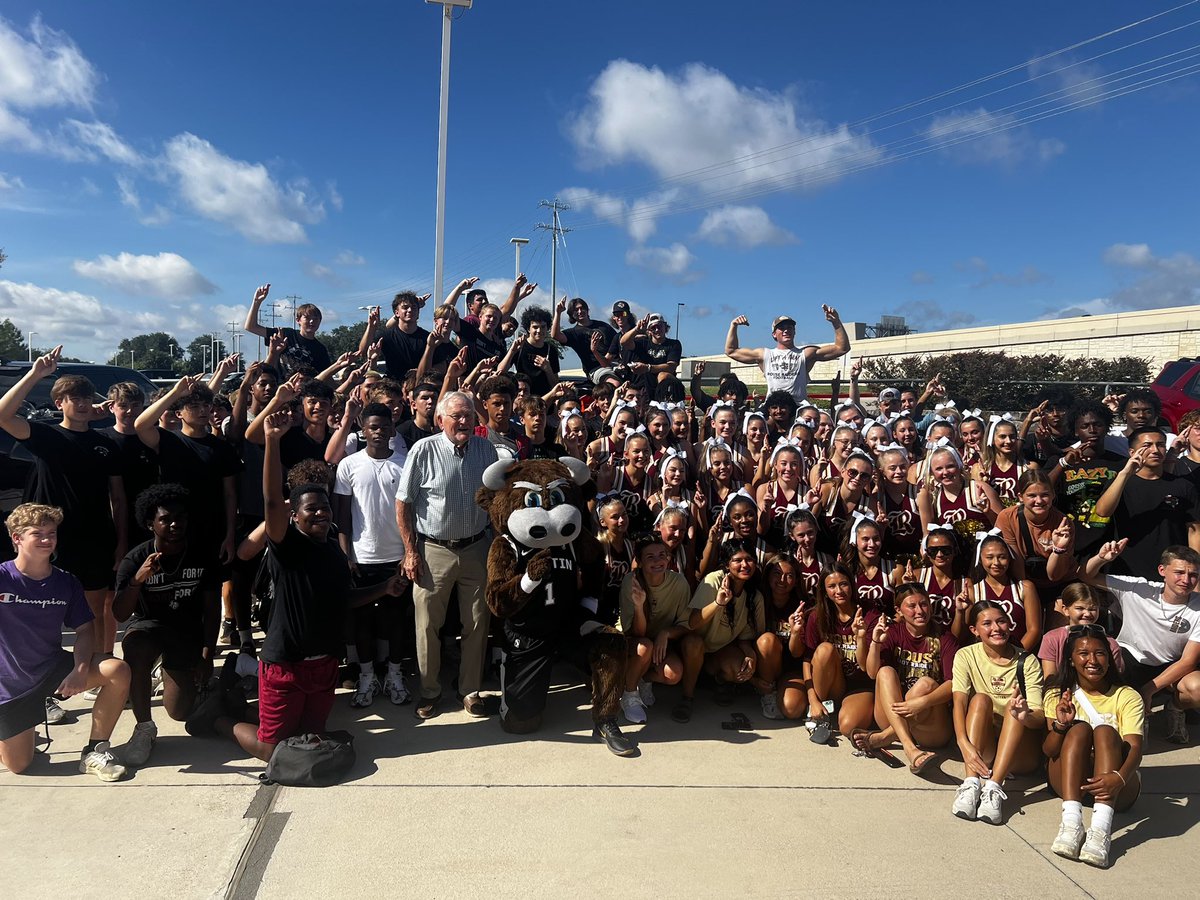 CoachLBrooks's tweet image. The coveted shoe is coming back to Rouse!!! You can always count on Raider Nation to show up for Hill Country Community Ministries Battle of the Mascot’s, Stuff the Truck! @1RoUSeFB @RouseRaidersFB 🖤🤞🏼