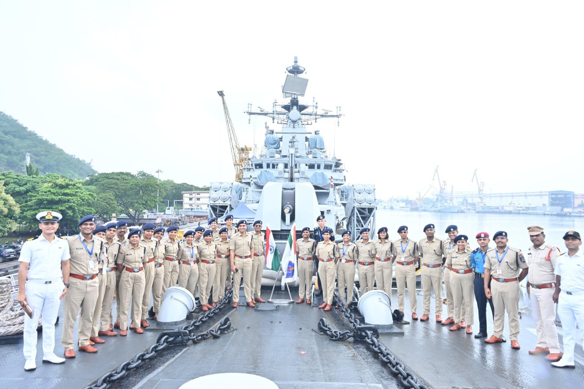IN_EasternFleet's tweet image. ⚓ Bridging Uniforms, Sharing Ethos
Eastern Fleet hosted the IPS Officer Trainees of 77 RR from SVPNPA onboard INS Mumbai.
The visit fostered enriching exchanges on maritime operations, joint ethos and inter-services camaraderie.
🤝 #PoorviBeda welcomes the leaders of tomorrow!…