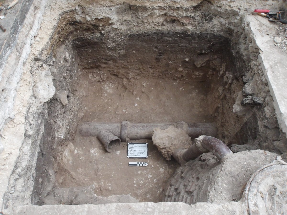 OfficialAlamo's tweet image. Alamo Church archaeology update!
The presence of mortar and plaster, mule shoes, nails/hardware, brick, and European earthenware ceramic in EU-31 indicates the deposit post-dates the mission period.
Several Valero Red Painted sherds in situ were found. bit.ly/44Mqk8E