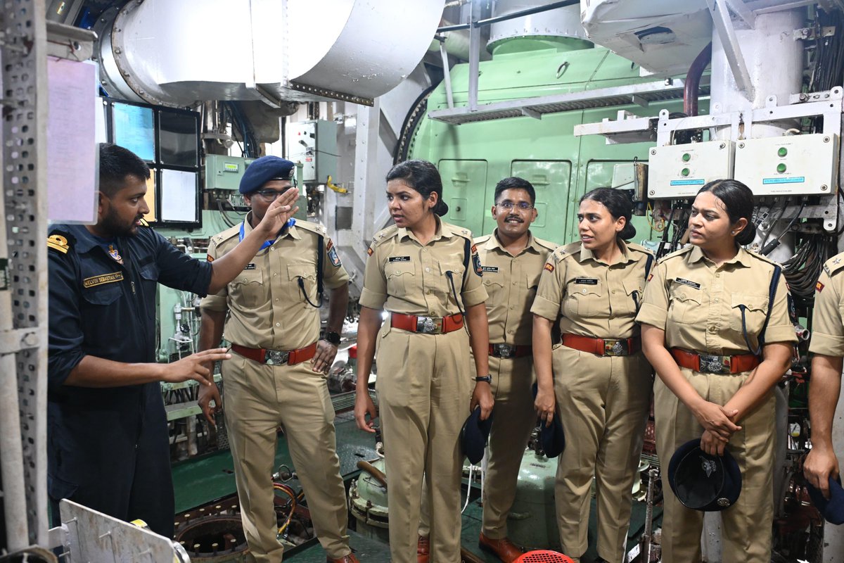 IN_EasternFleet's tweet image. ⚓ Bridging Uniforms, Sharing Ethos
Eastern Fleet hosted the IPS Officer Trainees of 77 RR from SVPNPA onboard INS Mumbai.
The visit fostered enriching exchanges on maritime operations, joint ethos and inter-services camaraderie.
🤝 #PoorviBeda welcomes the leaders of tomorrow!…