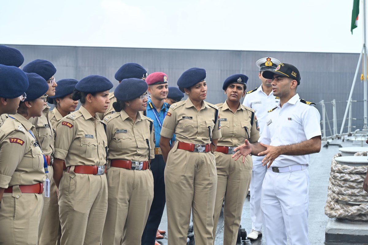 IN_EasternFleet's tweet image. ⚓ Bridging Uniforms, Sharing Ethos
Eastern Fleet hosted the IPS Officer Trainees of 77 RR from SVPNPA onboard INS Mumbai.
The visit fostered enriching exchanges on maritime operations, joint ethos and inter-services camaraderie.
🤝 #PoorviBeda welcomes the leaders of tomorrow!…