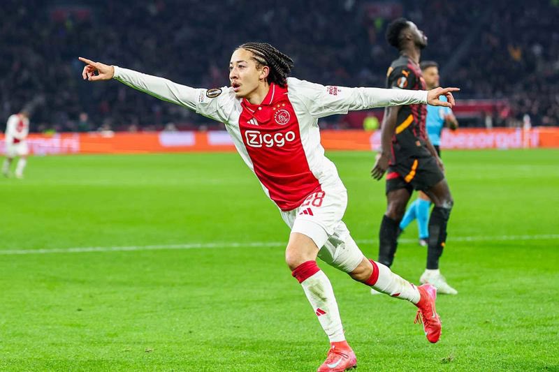 Inside_020's tweet image. 🎙️| Kian Fitz-Jim: ‘Ajax is my club, I have got a lot of love for this club. I want to perform consistently this season so the coach can’t overlook me and I become a starting player.’ #Ajax
@ESPNnl