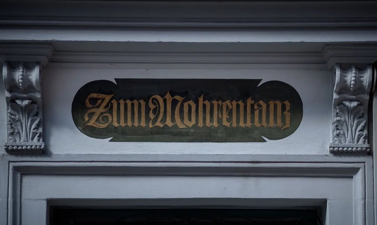 SeverinThomaGL's tweet image. In der Schweiz haben wir keine dringlichere Probleme, als jahrelang vor Gericht über zwei Inschriften zu verhandeln.
Zum Glück bewahrt der fürsorgliche Staat seine unmündigen Bürger vor diesen gefährlichen Mohren-Inschriften.